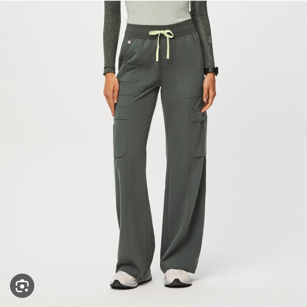 Figs high waisted Yendi cargo scrub pants